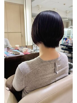 【上品なツヤと美シルエット】大人女性に人気のミニボブ