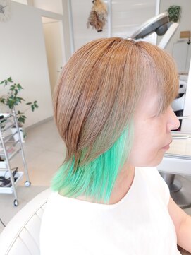 推し色の鮮やかなグリーンのインナーカラー