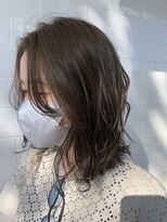 フォークロア(Folklore) 柔らかいオリーブベージュカラー