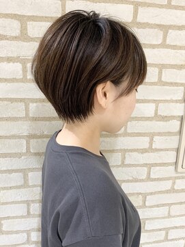 アンド ストーリーズ(&STORIES) 大人可愛い耳かけショートボブフォギーベージュウェーブパーマ