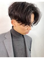 アンダーバーホワイト(_WHITE)&nbsp;前下がりセンターパートパーマ