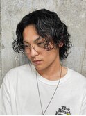 波巻きスパイラルパーマセンターパートツーブロック黒髪束感