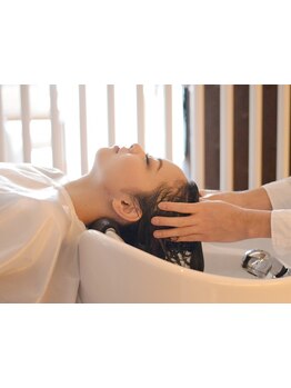 【センター北駅前】併設ヘアケアSHOPで気軽に相談できる「0円カウンセリング」も魅力!大人女性の為のサロン