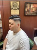 MEN'Sアッシュブラックスキンフェードサイドパートスタイル