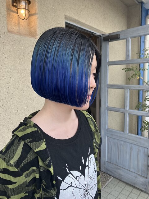 鮮やかブルーカラーのボブヘア