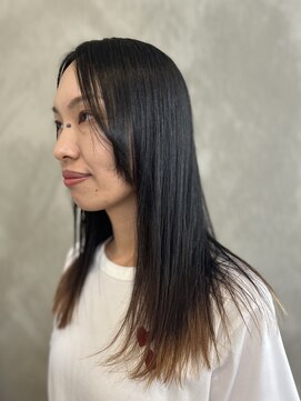 ロビンソン(Robinson) センターパートの切りっぱなしスタイル