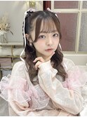 ベージュカラー × 三つ編みハーフツインアレンジ