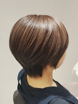 アンベリールフルー(EMBELLIR fleur) 白髪ぼかしカラーのショートボブスタイル