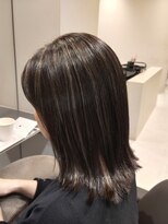 アンベリールフルー(EMBELLIR fleur)&nbsp;白髪ぼかしハイライトのミディアムボブカットスタイル