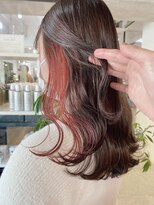 サクラ オモテサンドウ(SAKURA)&nbsp;鎖骨ミディアム　こなれヘア インナーカラーピンク