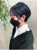 前下がりショート、耳かけショート、ネイビーカラー、ブリーチ