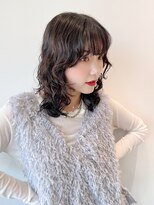 ホロ(hollo)&nbsp;ウルフレイヤーニュアンスカールパーマミディアム ロングボブ