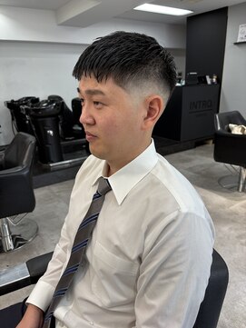 イントロバイフィーネ 渋谷(INTRO . by Fi-Ne) バーバークロップスキンフェードアイロンパーマ/渋谷