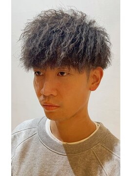 クオンヒール(QUON HEAL) 無造作縦落ちハードツイスト刈り上げマッシュ