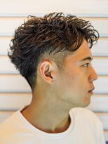 トラスト ザ バーバー 東京駅日本橋店(TRUST the Barber) ショートフェザー/ツーブロックスタイル