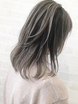 アヴァンス 北花田店(AVANCE) 【堺北花田】セミロングレイヤー☆ハイライト☆プラチナアッシュ