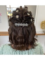 ヘアーアンドメイクアップモパ ハーフアップアレンジ