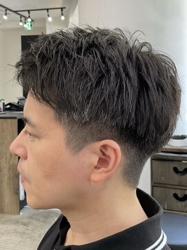 フイ 新宿3丁目(Hui) フェザーパーマ/グレーブルーカラー/刈り上げショートパンク