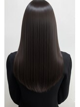 髪を傷めずに今までにない艶々な自然なストレートヘアに仕上げることができます。