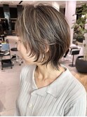 大人かわいい外ハネショートウルフ白髪ぼかしハイライト