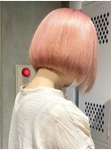 ピンクベージュ 前下がりボブ 前髪あり ダブルカラー