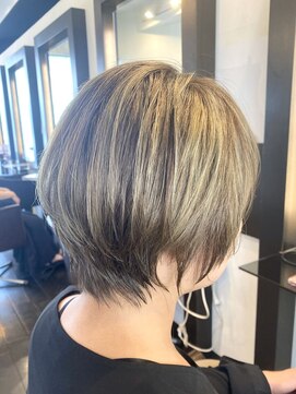 アトリエ ファゴビス(ATELIER FAGOT Bis) 【Chikano】丸みショート×白髪ぼかしハイライト