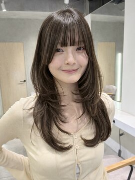 ナナローネス(nana loness) ふんわり動くロングレイヤーに、肌なじみのいいまろやかベージュ