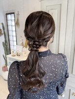 ユヌ(Une) 結婚式参列お呼ばれヘアセットローポニー編みおろしヘアアレンジ
