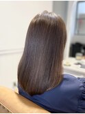 柔らかベージュブラウンの上品セミロング