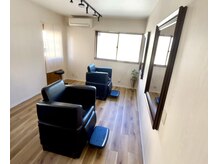 アクト(Act)の雰囲気(セット面は シャンプー台付き設計。席で完結する快適施術時間)