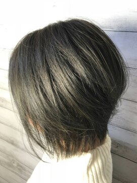 バフォ(BAЖHO) 前下がりボブ×カーキグレイ