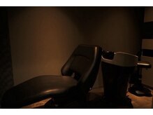 フルフラットのシャンプー台を完備。お身体に負担なくヘッドスパをご堪能いただけます。