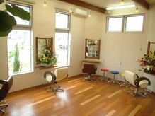 アンブル ヘアデザインアンドヒーリング 古正寺店(Amble hair design&hialing)の雰囲気（明るく開放的な店内。特注のイスは低反発を使用しています。）