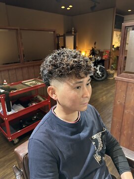 カットスペース キャロル(CUT SPACE CAROL) スペインカール以上ソフトアフロ未満