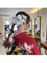 ルーシーヘアー(Luci Hair)&nbsp;タイトな編みおろしヘア