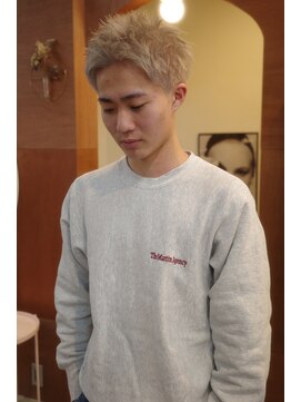 エディ(Edy) スパイキーショート刈り上げ抜きっぱなしブロンド眉毛カット