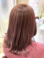アズール 草加(azule)&nbsp;ピンクベージュ　ハイライトカラー　くびれレイヤー　ミディアム