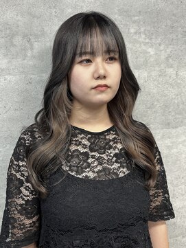 ルイス(L'wis) くびレイヤーグレーベージュエモージュインナーカラー黒髪前髪