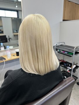 ユウル 横浜(juhl.) ブリーチ抜きっぱなし/ケアブリーチ/ニュアンスカラー/ぱっつん