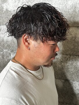 ヒュイル バイ ニアウ(Hwyl by Niau) メンズマッシュパーマニュアンスパーマスパイラルパーマ刈り上げ