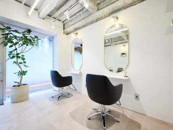 オネグ(oneg)の写真/店内は白基調で清潔感があり、リラクゼーション音楽に包まれた癒しの空間*身も心もゆったりとお寛ぎ下さい*