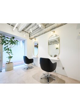 店内は白基調で清潔感があり、リラクゼーション音楽に包まれた癒しの空間*身も心もゆったりとお寛ぎ下さい*