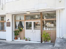 エオル(Eowl)の雰囲気（オシャレな入り口♪駐車場はお店の前にお止めください/3台可能）