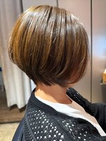 ナチュラル ヘアーデザイニング(Natural hair designing)&nbsp;マロンブラウンで魅せる丸みひし形ショートボブ/骨格補正カット