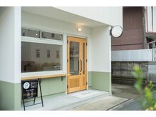 ヘア ムイック(hair muikku)の雰囲気（ロゴの入った丸い突出し看板と入口足元のタイルでHELLOが目印！）