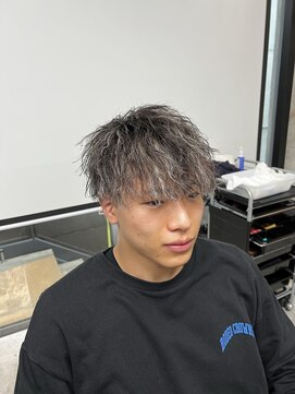 イーラ(era) 前下がりマッシュホワイトメッシュツイストスパイラルパーマ