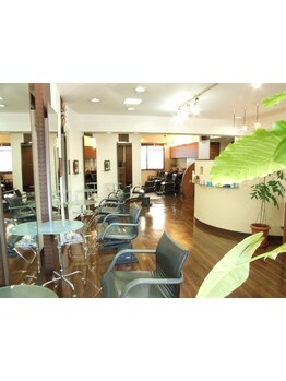 白×茶の落ち着いたトーンのおしゃれでくつろげるサロン◇初めてのお客様でもリラックスできる＊