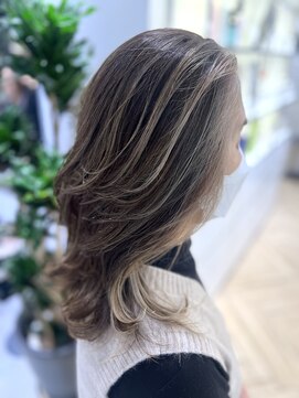 ステア ケース(stair case) 顔まわりの白髪はそのままフェイスフレーミングハイライトに