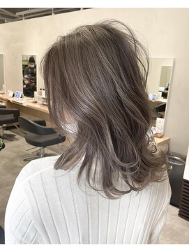 アヴァンス 京橋店(AVANCE) ミディアムくびれヘア/透明感のあるメルティカラー@京橋