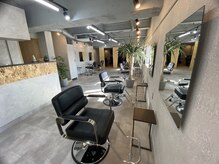 特注の鏡と最新のチェア♪